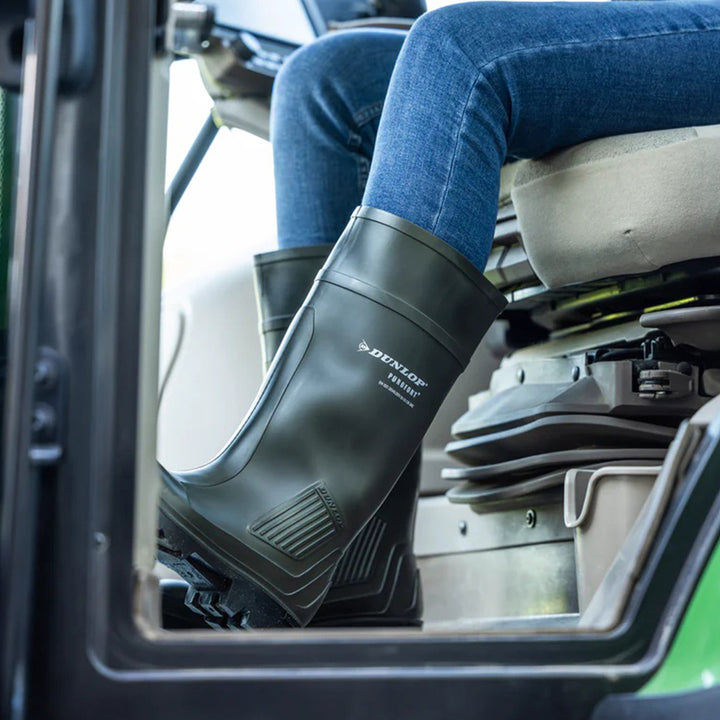 Dunlop Purofort Profesional Ful Safety calzadas por una mujer conduciendo