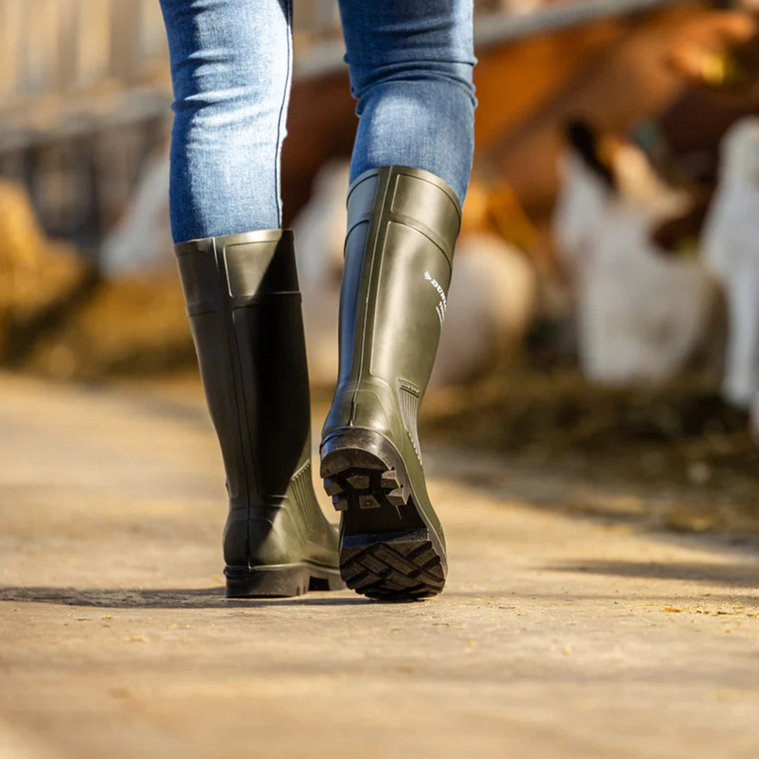 Dunlop Purofort Profesional Ful Safety calzadas por una mujer caminando