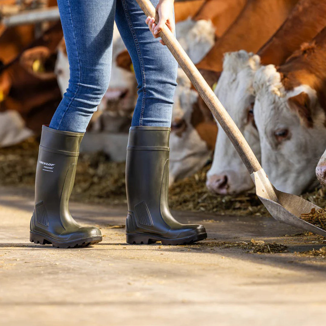 Dunlop Purofort Profesional Ful Safety calzadas por una mujer trabajando