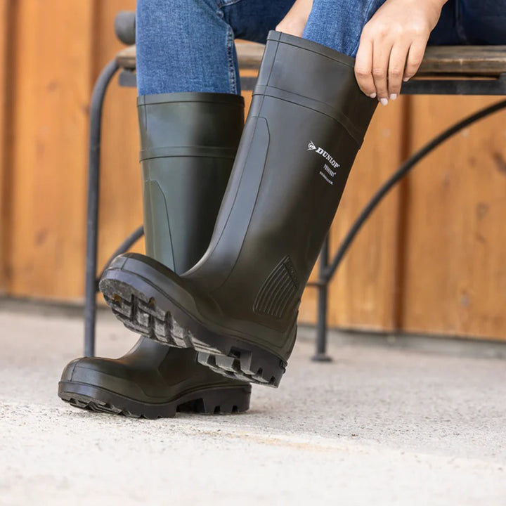 Dunlop Purofort Profesional Ful Safety calzadas por una mujer calzándose