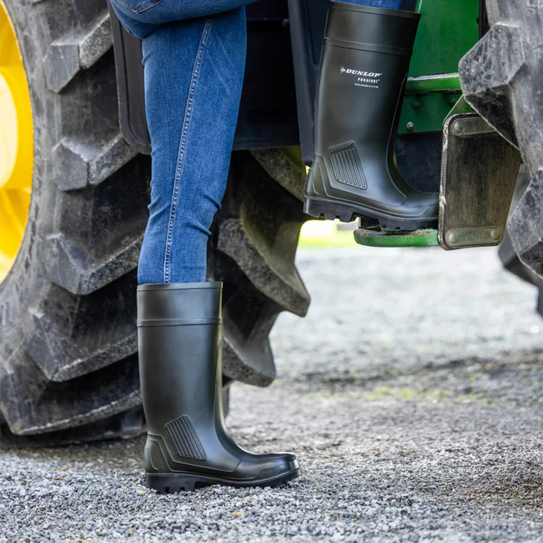Dunlop Purofort Profesional Ful Safety calzadas por una mujer subiendo al tractor