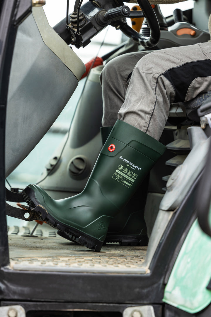 Agricultor conduciendo el tractor con las botas Dunlop Purofort TerraPRO Full Safety (Verde/Negro)
