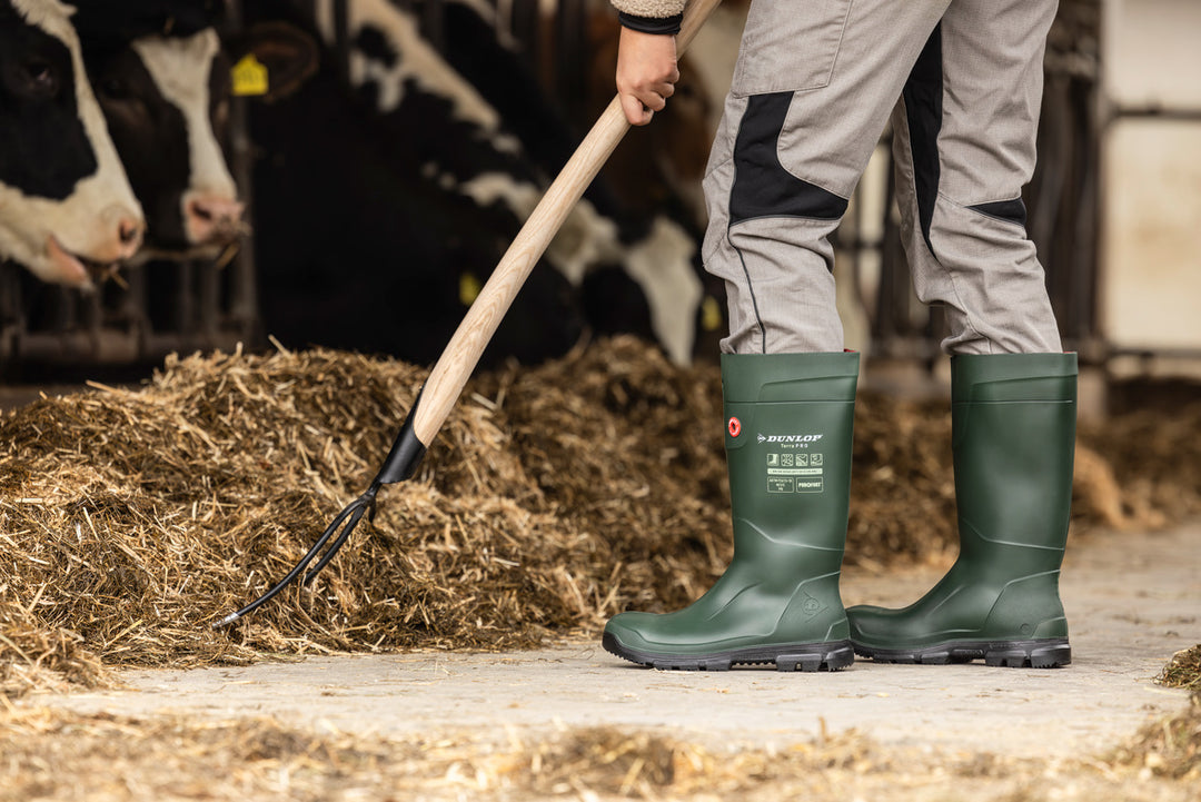 Ganadero trabajando forraje con las botas Dunlop Purofort TerraPRO Full Safety (Verde/Negro)