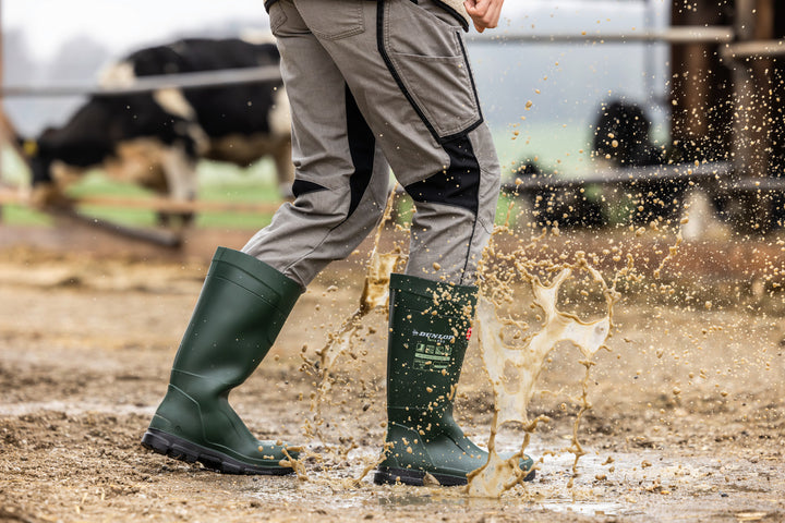 Ganadero pisando charcos con las botas Dunlop Purofort TerraPRO Full Safety (Verde/Negro)
