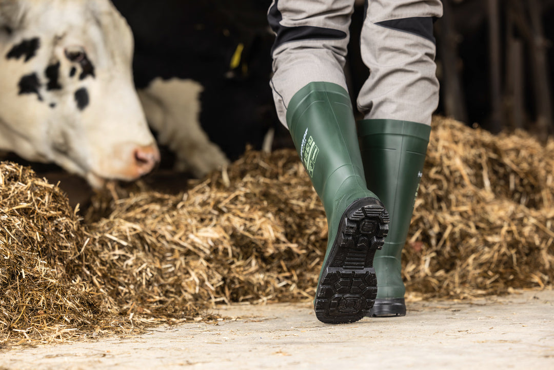 Ganadero entre forraje de vacas con las botas Dunlop Purofort TerraPRO Full Safety (Verde/Negro)