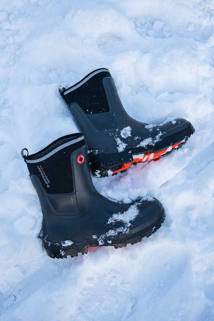 Botas Dunlop Snugboot Heavy Duty Calf Full Safety Media Caña para Trabajos Pesados tiradas en la nieve
