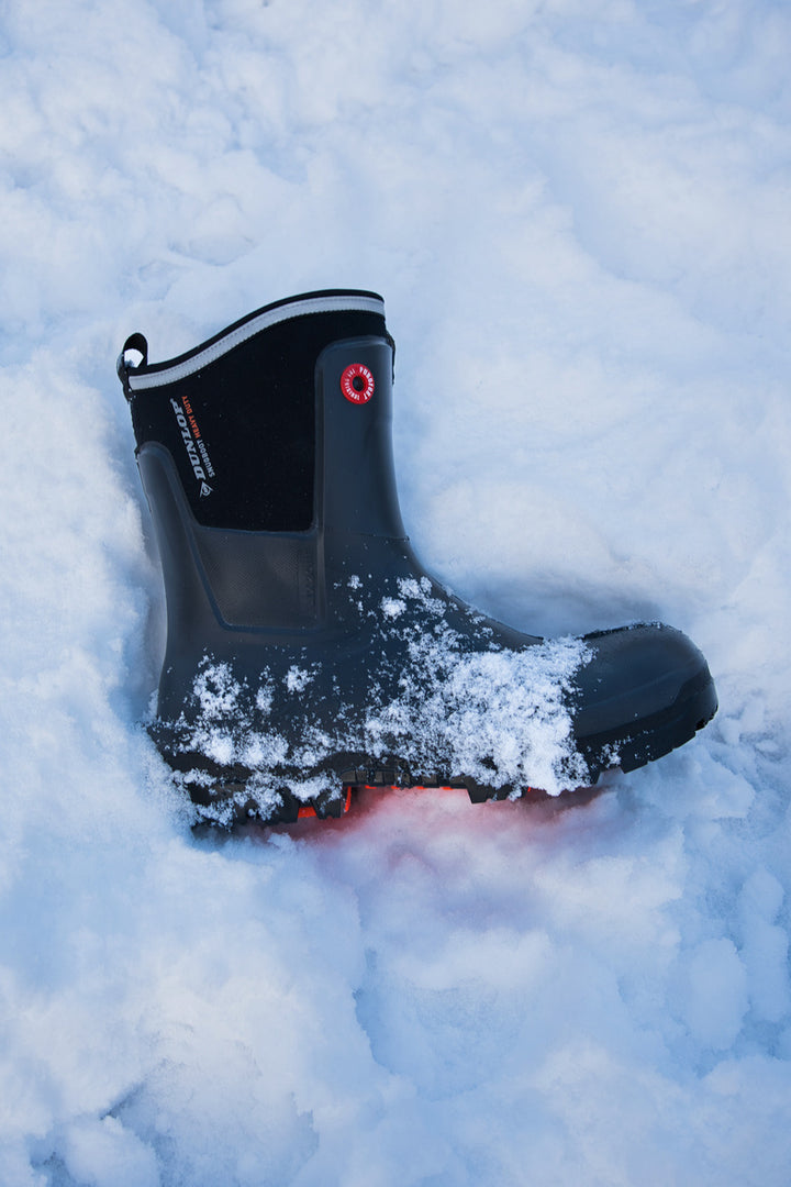 Bota Dunlop Snugboot Heavy Duty Calf Full Safety Media Caña para Trabajos Pesados tirada en la nieve y cubierta