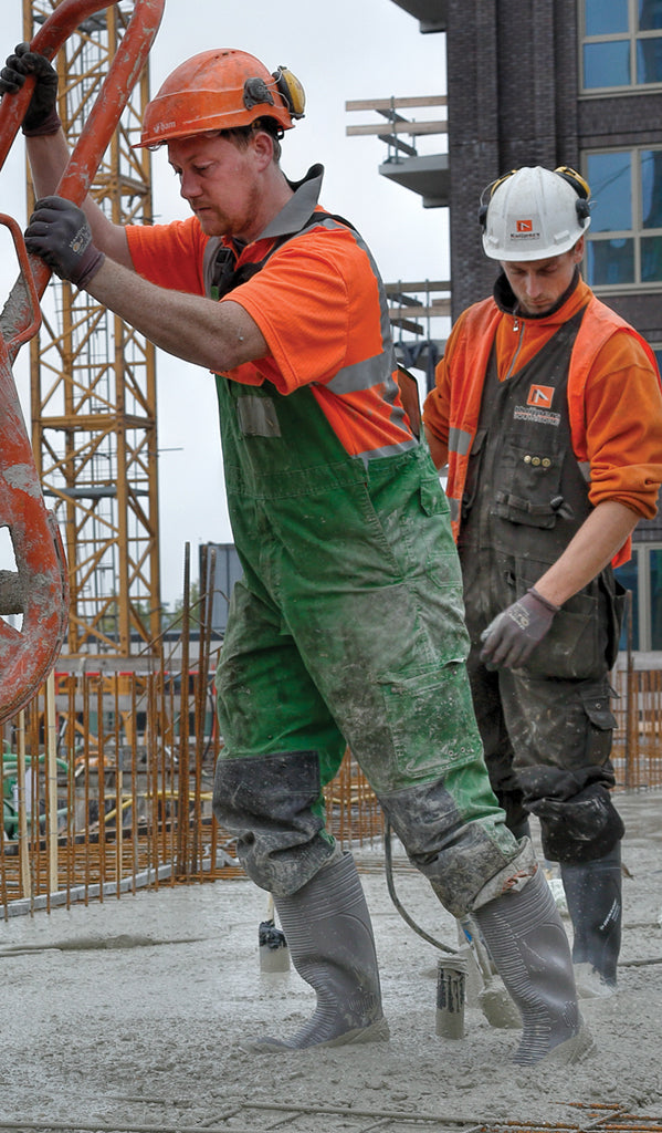 Trabajadores calzando la bota Dunlop Pricemastor (Negro)