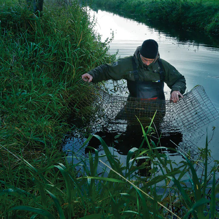 Hombre en el agua con Vadeador Dunlop Purofort TerraPRO Vadeador de Neopreno Full Safety (Verde "Heritage")