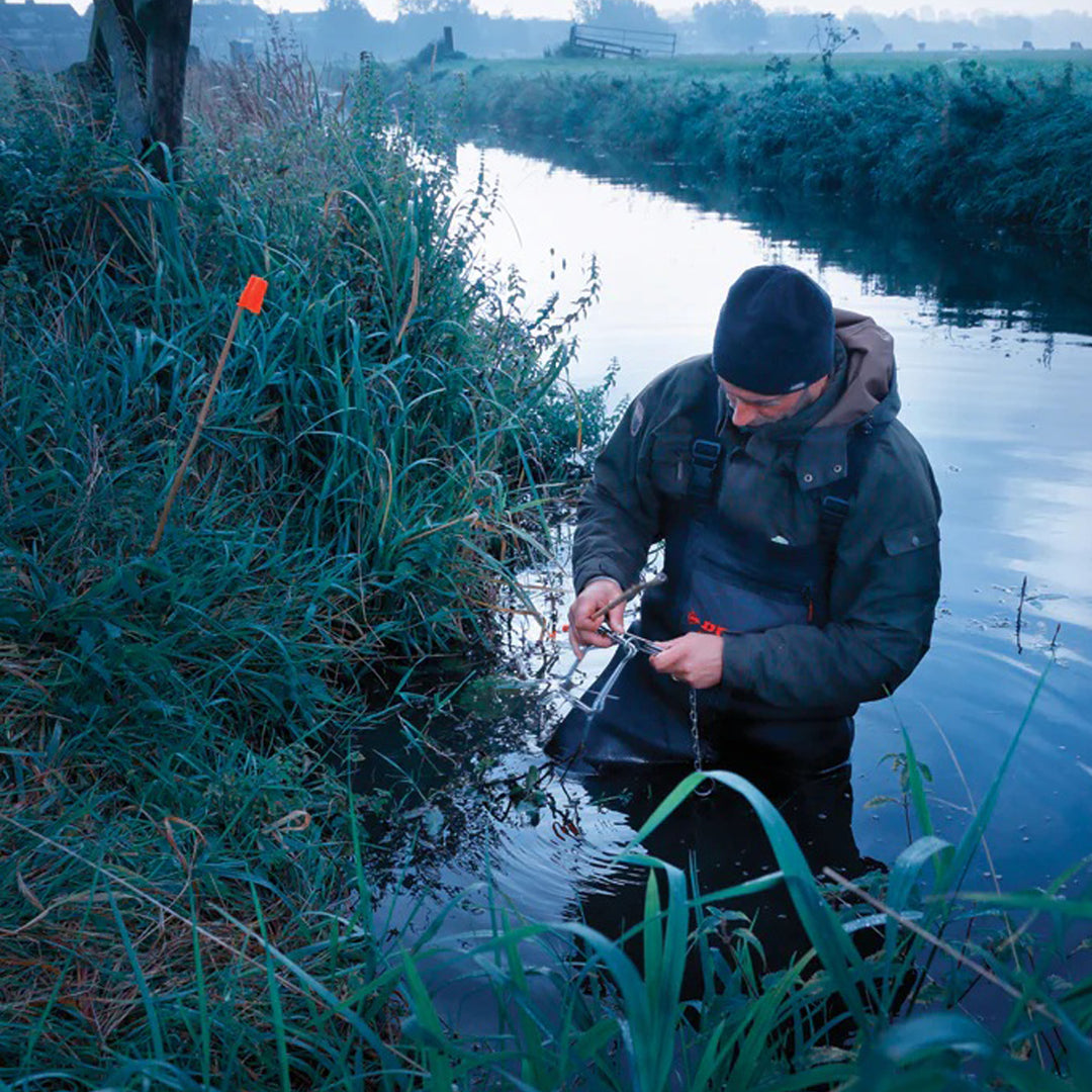 Hombre en el agua con frío con el Vadeador Dunlop Purofort TerraPRO Vadeador de Neopreno Full Safety (Verde "Heritage")