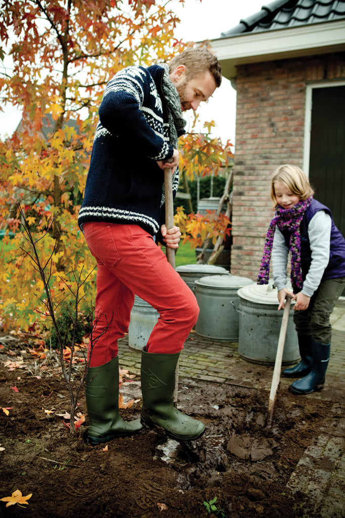 Hombre trabajando en el jardín con tierra con las botas Dunlop Dane (Verde) puestas