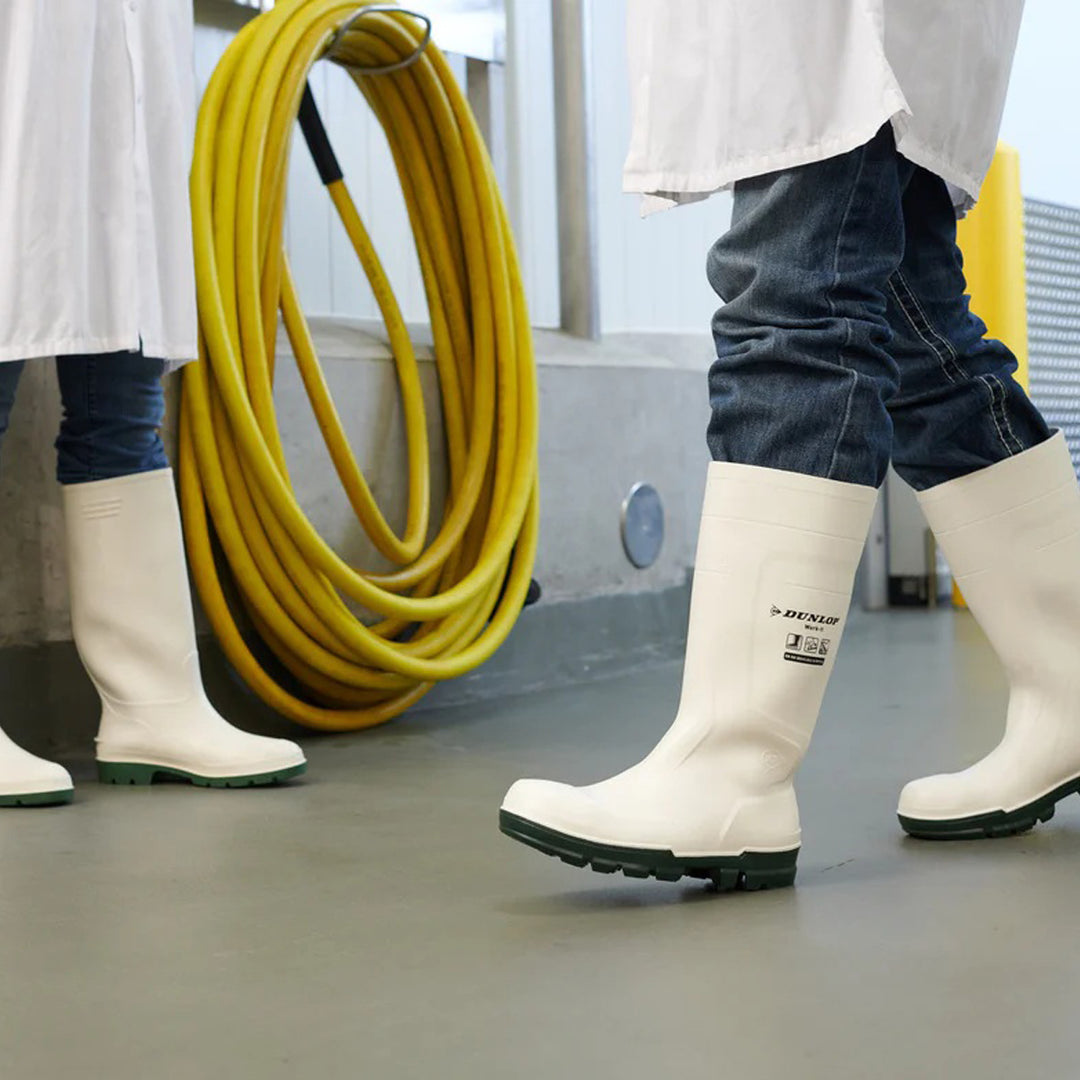Persona caminando con las botas Dunlop Work-It S4 (Blanco)