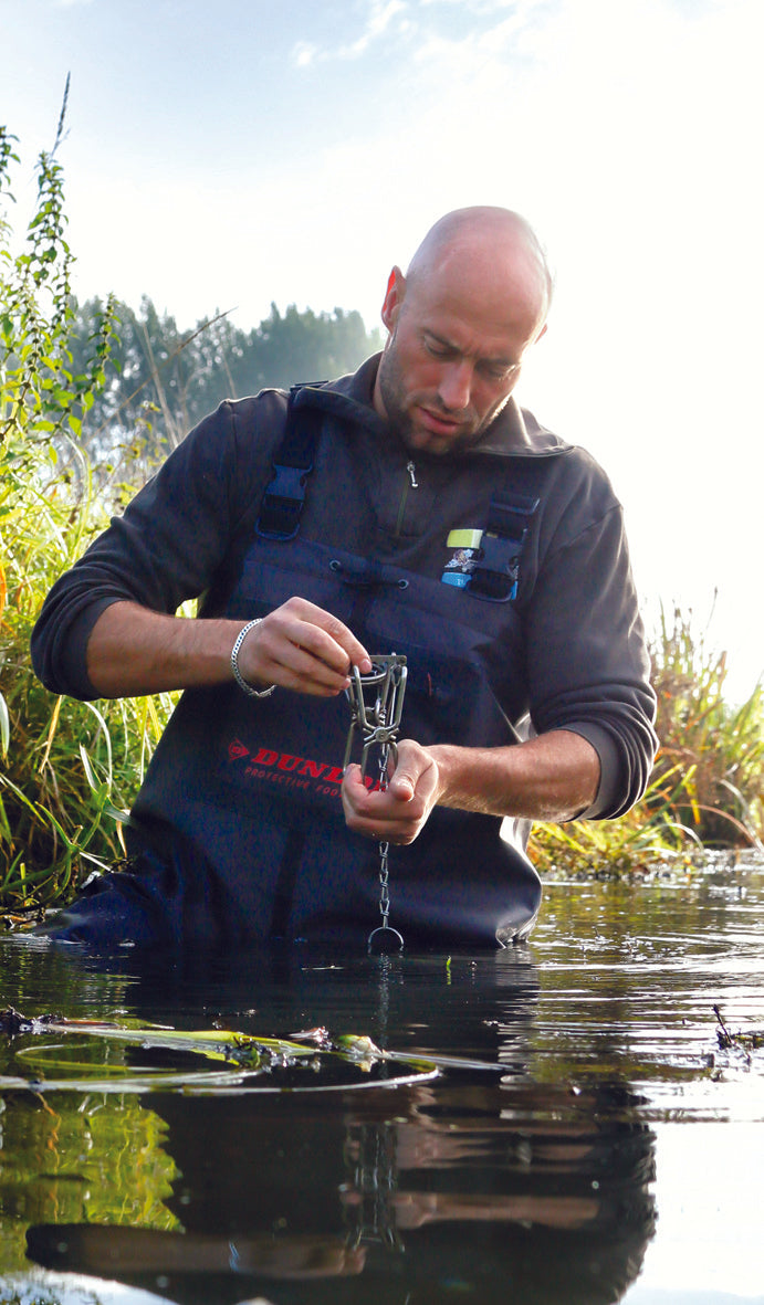 Trabajador metido en el río con el Vadeador Dunlop Neopreno